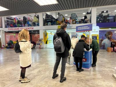 Среди желающих оставить подпись в поддержку главы государства немало молодёжи / Фото nao24.ru