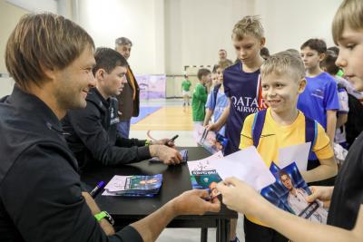 Бронзовый призёр чемпионата Европы по футболу Дмитрий Сычёв раздаёт автографы / Фото Екатерины Эстер