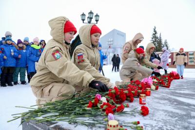 Молодое поколение не забывает о боевых подвигах / Фото Екатерины Эстер