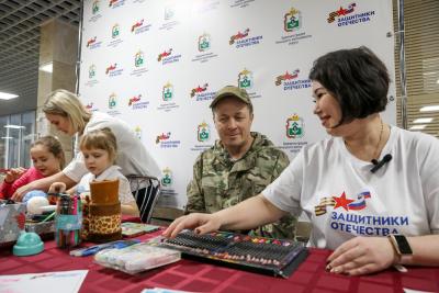 Сотни людей посетили благотворительную ярмарку. Среди них были и участники специальной военной операции / Фото Екатерины Эстер