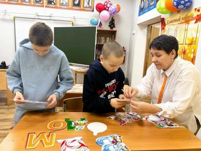Школьники Харуты и советник по воспитанию активно участвуют во всероссийских и поселковых мероприятиях / Фото группы ВК «Навигаторы детства НАО»