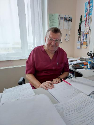 Николай Адамович в своём кабинете после проведённой операции / Фото автора 