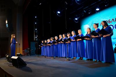 Одна из особенностей академического хора – дирижёр выступает вместе с коллективом на сцене / Фото ДК «Арктика»