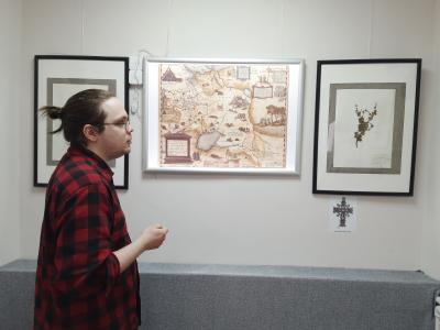 Научный сотрудник музея Данил Ивкин рассказывает об английских картах / Фото автора
