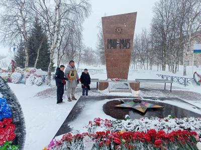Каждый год 9 мая Александр Рудаков с сыновьями приходят с портретом героя к обелиску Победы / Фото автора