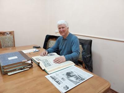 Владимир Долгин в редакции «НВ» работает с архивными материалами / Фото автора