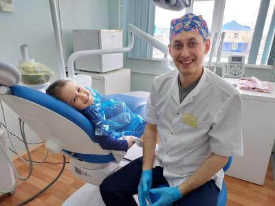Ника, четырёхлетняя дочка Алексея Хенерина, не боится стоматологов, потому что за её зубками следит папа. Она сама уже мечтает стать  доктором / Фото автора 