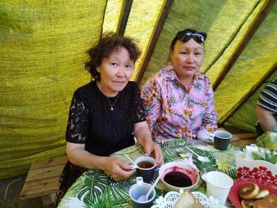 Душевная встреча тундровичек в чуме, справа – Ольга Алексеевна Рочева / Фото автора