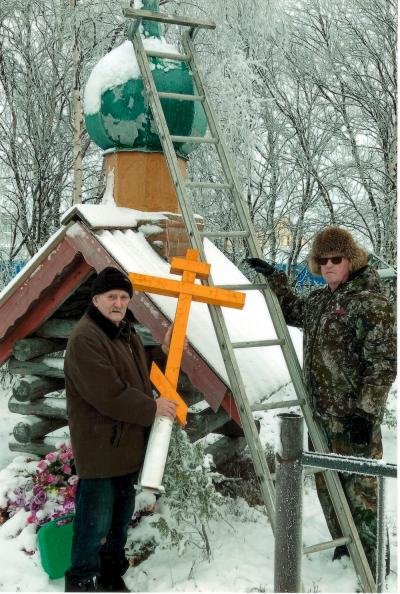 С верой в душе и крест починили / Фото из личного архива А.З.Осташова