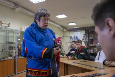 Наставник Александр Ледков научит мастерству даже того, кто давно не держал в руках инструмент / Фото Алексея Орлова 