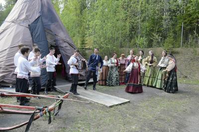 Народный коллектив «Пелысь мольяс» («Рябиновые бусинки») из Сыктывкара порадует зрителей Нарьян-Мара песнями и танцами коми народа / Фото предоставлено коллективом