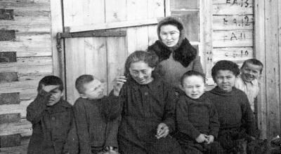 Татьяна Валей с учениками (на фото стоит), 1949 год / Фото из архива героини материала