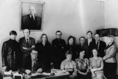 Часть коллектива редакции газеты 80-х годов. Верхний ряд: Сергей Бычихин, Александр Зайцев, Раиса Кутахина, Александр Меситов, Людмила Чипсанова, Алексей Пичков, Роберт Вылка, Николай Будилов, Вероника Выдрина. Нижний ряд: Евгений Ружников, Валентина Сербина, Лиля Чирочкина, Ольга Чебурина / Фото из архива редакции газеты «Няръяна вындер»