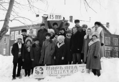 В 1988 году вышел 15-тысячный номер газеты. Александр Зайцев – шестой слева в верхнем ряду / Фото из архива «НВ»