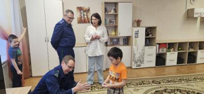 Беседы в «Нашем доме» / Фото Пресс-службы прокуратуры Архангельской области и НАО