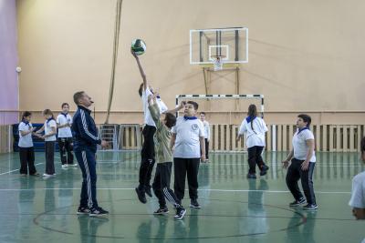 Первыми в «Зарнице» участвуют ученики начальных классов, они включились очень активно: ни один класс школы посёлка Искателей не остался в стороне / Фото Алексея Орлова