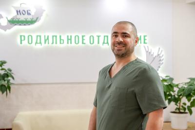 Торнике Сахвадзе к своим многочисленным пациенткам подходит не только как врач, считает себя их другом и наставником  / Фото Екатерины Эстер