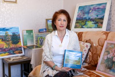 Евгения Сядейская с альманахом работ сына / Фото Екатерины Эстер