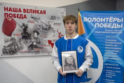 Константин Канев с портретом Ефима Терентьева, героя Великой Отечественной войны / Фото Алексея Орлова