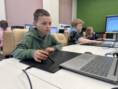 Сперва рисовать на графическом планшете непривычно, но если приноровиться – очень увлекательно! / Фото автора