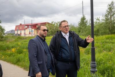 Глава города Олег Белак и руководитель «Чистого города» Мурат Вислов обсуждают вопросы благоустройства / Фото пресс-службы администрации города