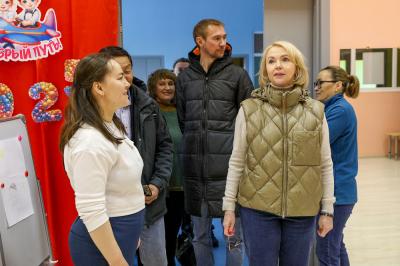 Ирина Гехт поблагодарила коллектив школы и детского сада за труд / Фото Екатерины Эстер