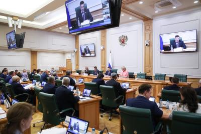 Совещание проводит первый заместитель председателя Совета Федерации Владимир Якушев / Фото пресс-службы Совета Федерации
