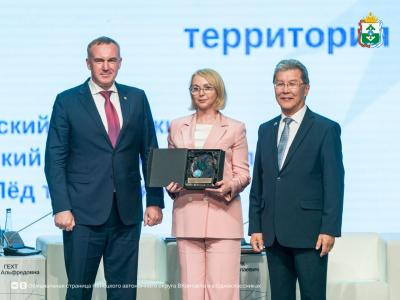 Официальная церемония передачи председательства из Югры в НАО / Фото Организационного комитета Всероссийского молодёжного экологического форума-фестиваля «Арктика. Лёд тронулся»