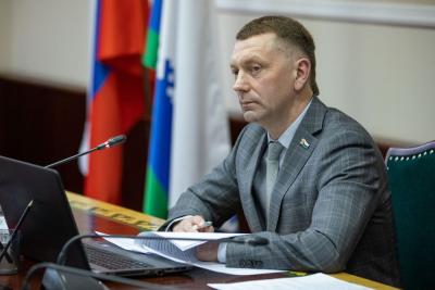Евгений Шестаков: В 2024-2025 парламентском году семь заседаний постоянной комиссии, рассмотрели  12 вопросов, шесть законопроектов в дальнейшем были приняты на сессиях / Фото пресс-службы Собрания депутатов НАО