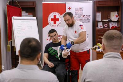 Алексей Михеев проводит мастер-класс по оказанию первой помощи / Фото Екатерины Эстер