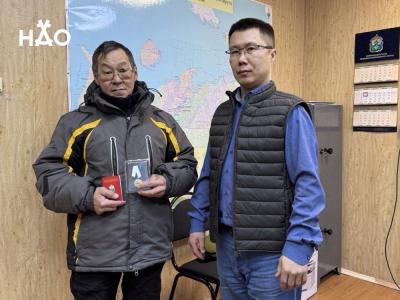 Награду вручает глава Малоземельского сельсовета Николай Марюев / фото adm-nao.ru 