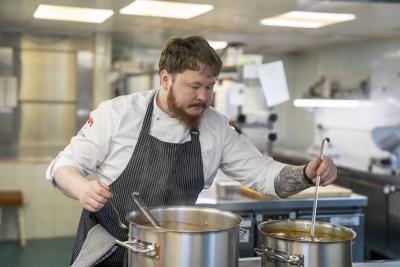 Главное на кухне – готовить с любовью / Фото Алексея Орлова