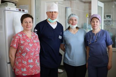 На фото – дружный коллектив отделения анестезиологии-реанимации. Слева направо: медсестра-анестезист Людмила Пиягина, заведующий отделением Андрей Теддер, младшая медицинская сестра Людмила Наумова и медсестра-анестезист Наталья Дьячкова / Фото Алексея Волкова