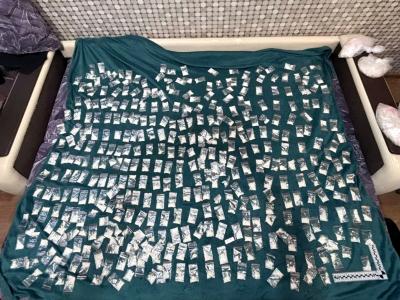 Дома у семьи нашли более тысячи пакетов с расфасованными наркотическими средствами / Фото пресс-службы УМВД России по НАО